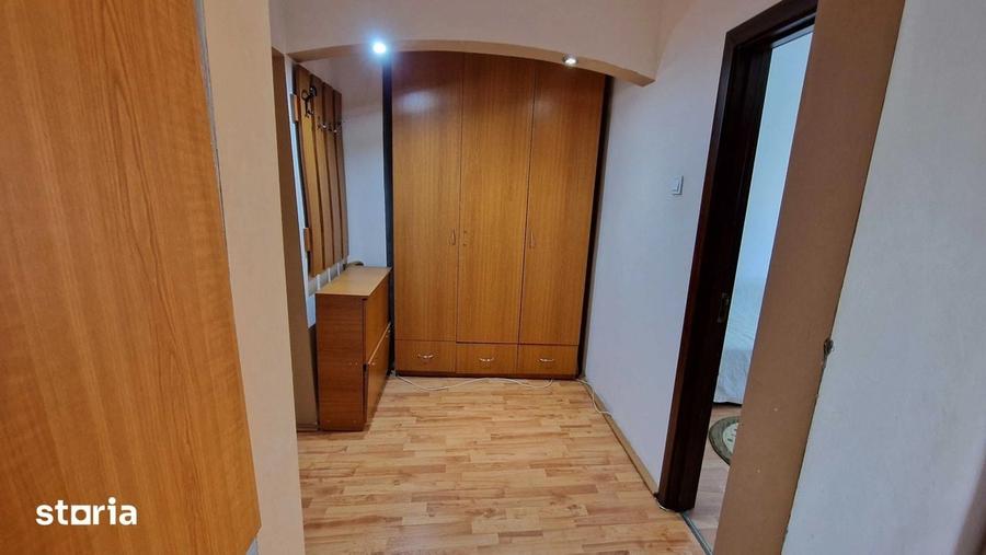 Apartament cu 3 camere decomandat în Craiovița Nouă