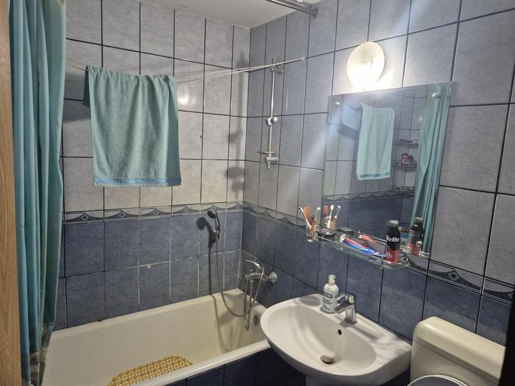 Apartament cu 3 camere semidecomandat în Pantelimon