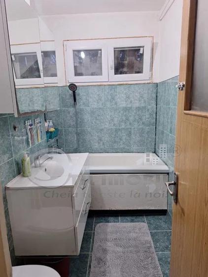 Apartament cu 3 camere semidecomandat în Podul de Piatră