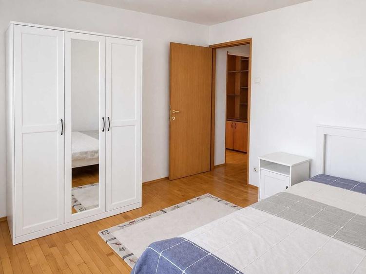 Apartament cu 3 camere semidecomandat, mobilat în Ultracentral