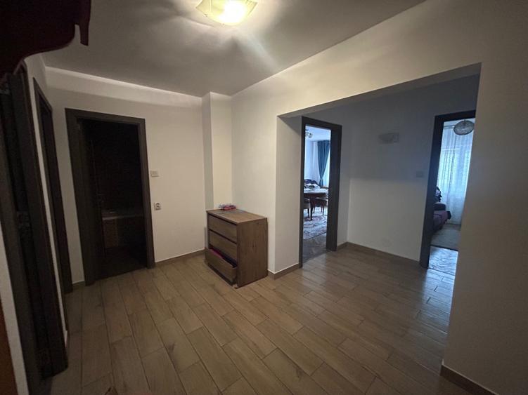 Apartament cu 4 camere decomandat în Dacia