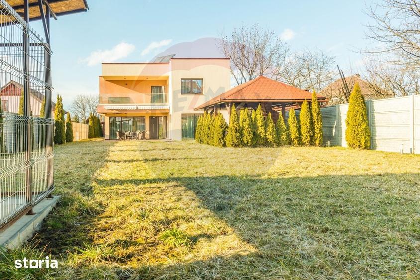 Casă cu 6 camere cu Teren 1071 Mp în Central
