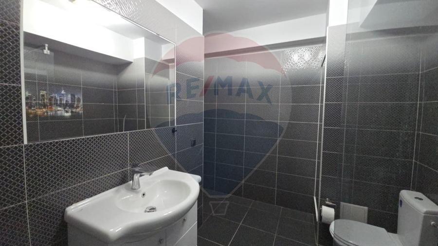 Apartament cu 3 camere semidecomandat în Dămăroaia