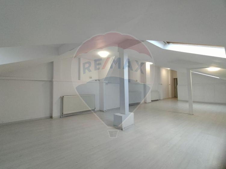 Casă individuală cu 7 camere cu Teren 212 Mp în Eminescu