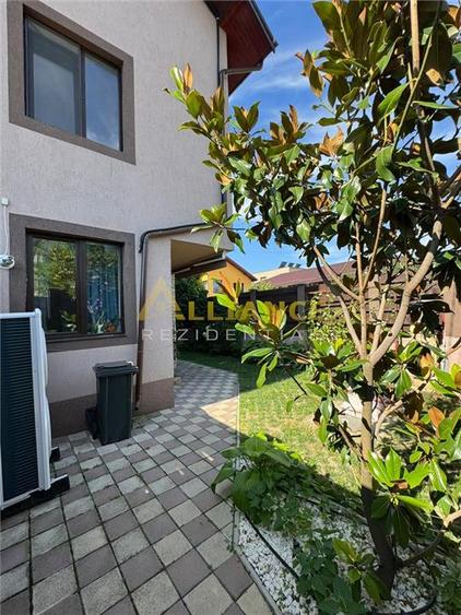 Casă individuală cu 7 camere cu Teren 400 Mp în Central