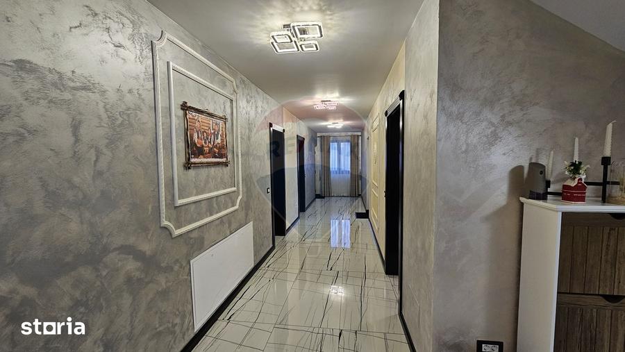 Casă cu 5 camere cu Teren 2500 Mp în Moara