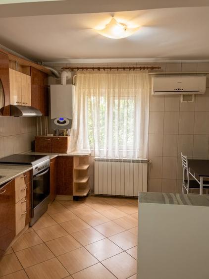 Apartament cu 3 camere decomandat, mobilat în Sud