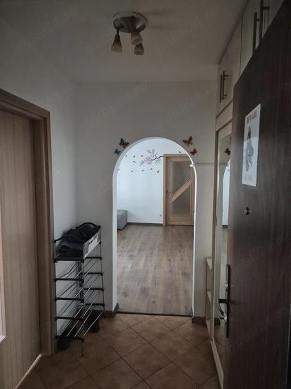 Apartament cu 3 camere semidecomandat în Colentina