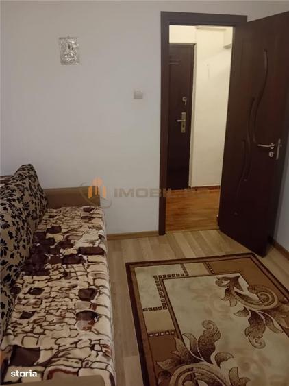 Apartament cu 3 camere semidecomandat în Alexandru cel Bun