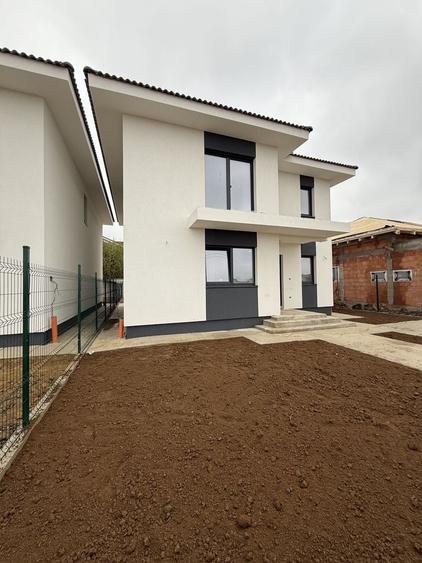 Casă cu 4 camere în Sânmartin