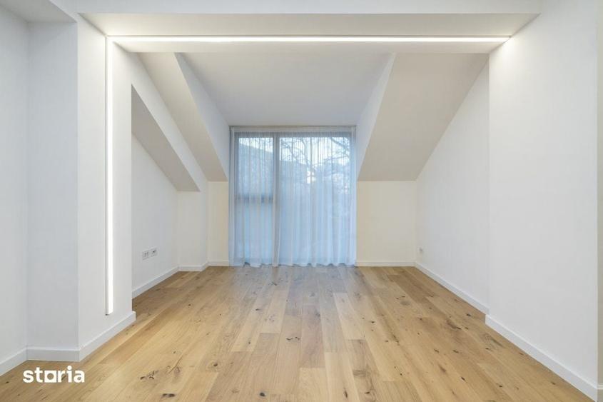 Casă cu 9 camere cu Teren 444 Mp în Centrul Civic