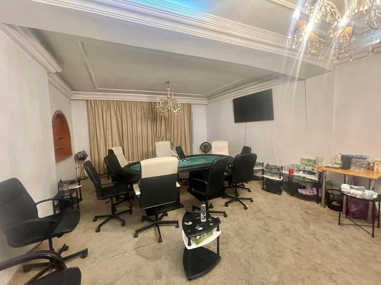 Casă cu 8 camere cu Garaj în Barbu Văcărescu
