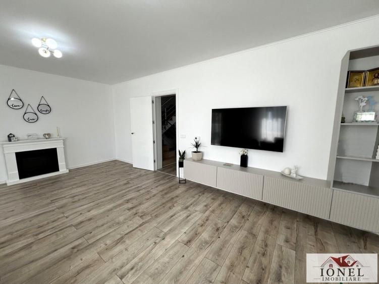 Duplex cu 4 camere cu Canalizare în Est