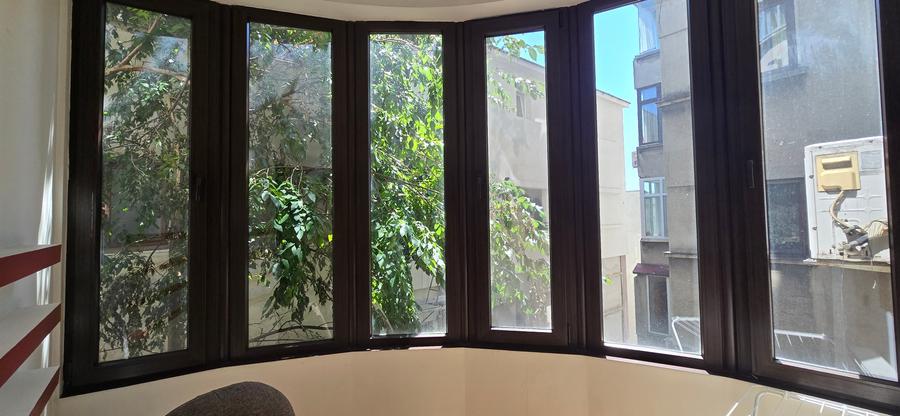 Apartament cu 3 camere semidecomandat în Cișmigiu