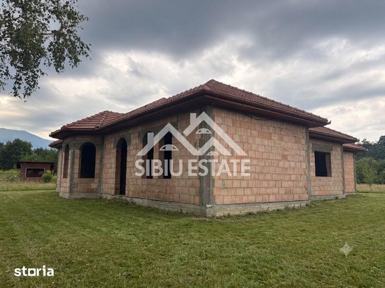 Casă cu 8 camere cu Teren 55000 Mp în Central