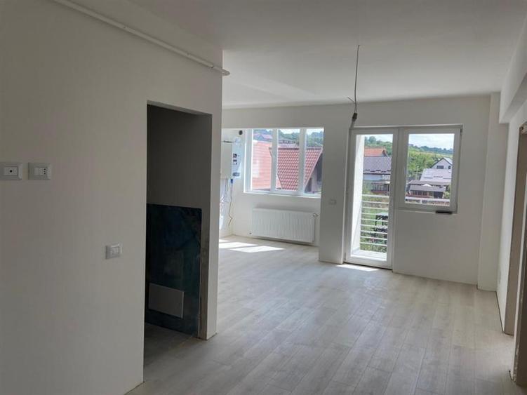 Apartament cu 3 camere semidecomandat în Bucium