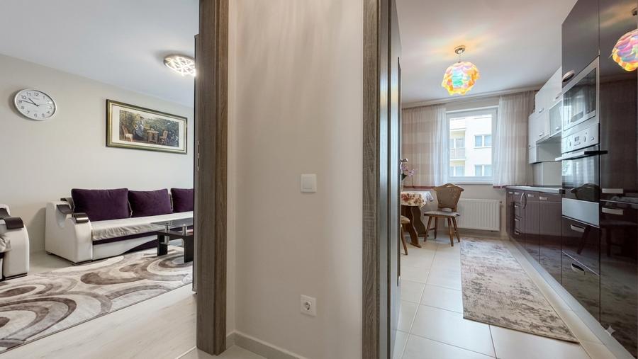 Apartament cu 2 camere decomandat în Tractorul