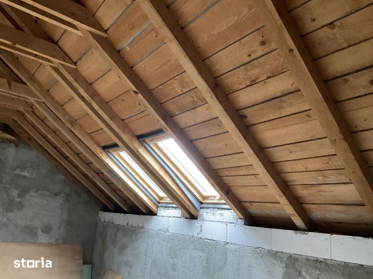 Casă cu 10 camere cu Teren 1087 Mp în Poienari