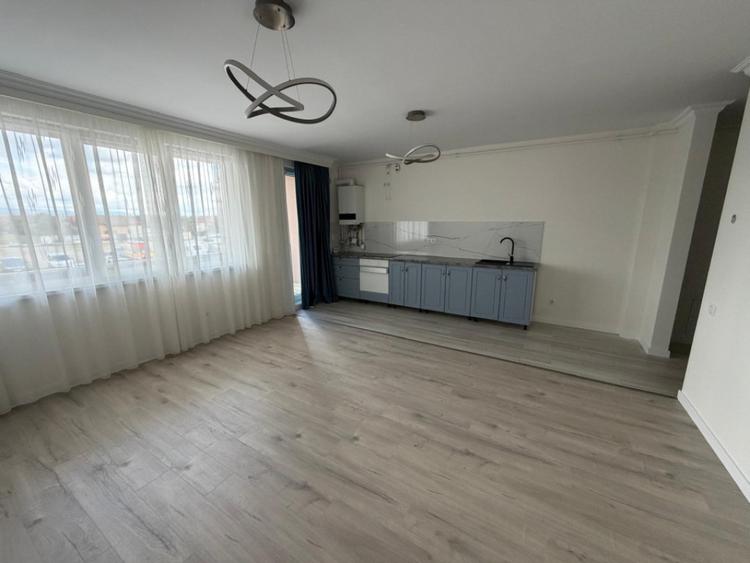 Apartament cu 4 camere decomandat în Florești