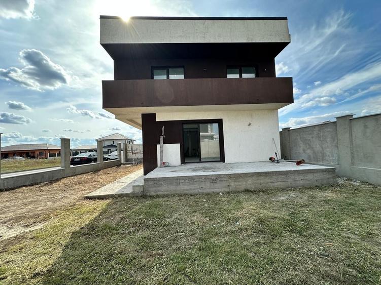 Duplex cu 5 camere cu Canalizare în Cumpăna