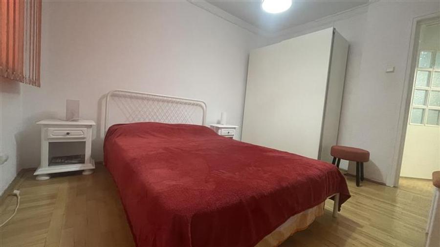 Apartament cu 2 camere semidecomandat, mobilat în Pajura
