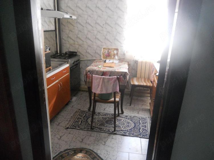 Apartament cu 3 camere semidecomandat în Precista