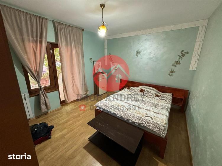 Casă cu 8 camere cu Teren 500 Mp în Pelican