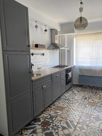 Apartament cu 4 camere semidecomandat, mobilat în Lujerului