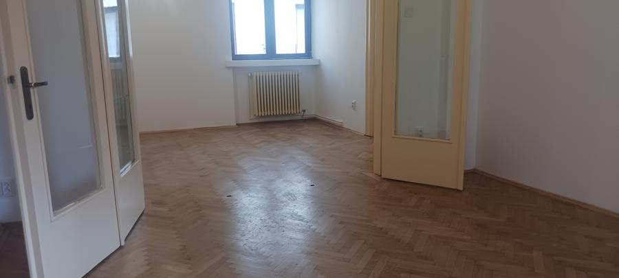 Apartament cu 3 camere semidecomandat în Batistei