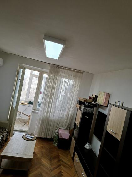 Apartament cu 2 camere semidecomandat în Craiovei