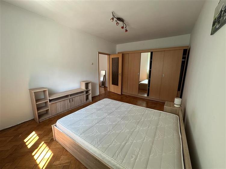 Apartament cu 3 camere semidecomandat, mobilat în Luncă