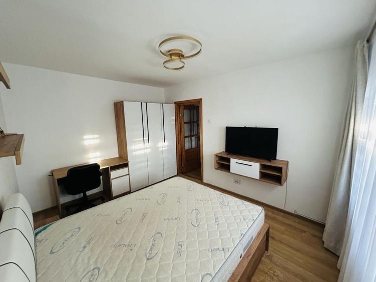 Apartament cu 3 camere semidecomandat în Mioriței