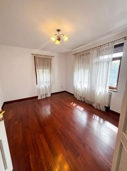 Apartament cu 4 camere decomandat în Primăverii