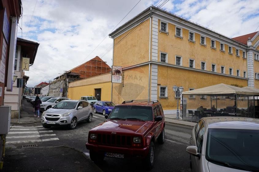Spațiu comercial, de 23.700000762939 mp, în Central