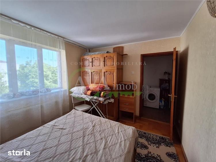 Apartament cu 3 camere semidecomandat în Banca Națională