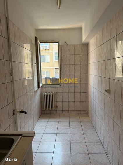 Apartament cu 3 camere semidecomandat în Centrul Civic