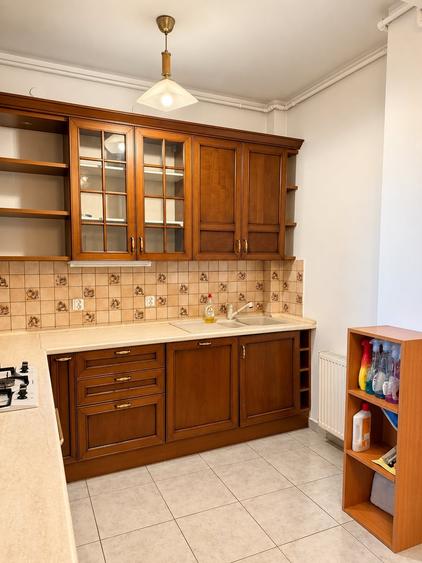 Apartament cu 3 camere, mobilat în Calea Victoriei