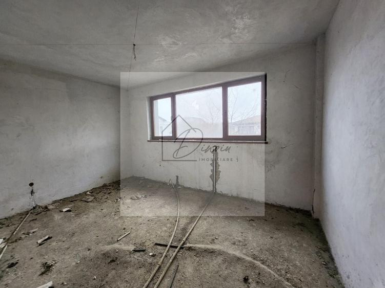 Casă individuală cu 6 camere cu Canalizare în Central