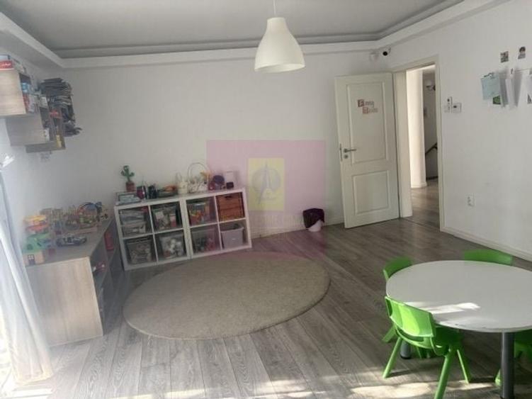 Casă cu 10 camere în Drumul Sării