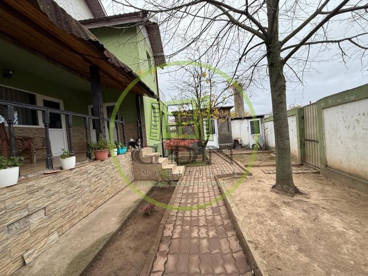Casă individuală cu 5 camere cu Teren 713 Mp în Cârcea