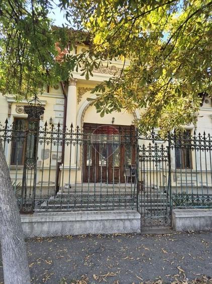 Casă individuală cu 21 camere cu Teren 966 Mp în Central