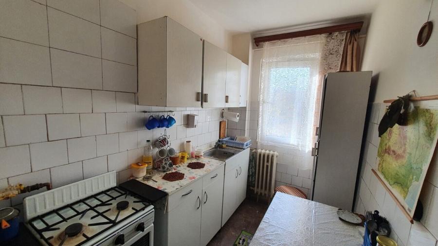 Apartament cu 3 camere semidecomandat în Vest