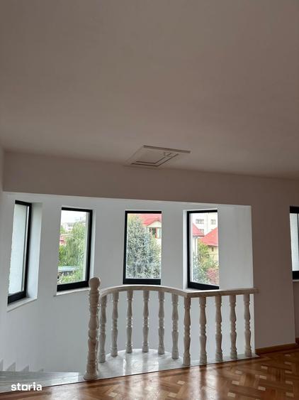 Casă cu 9 camere cu Teren 550 Mp în Drumul Taberei