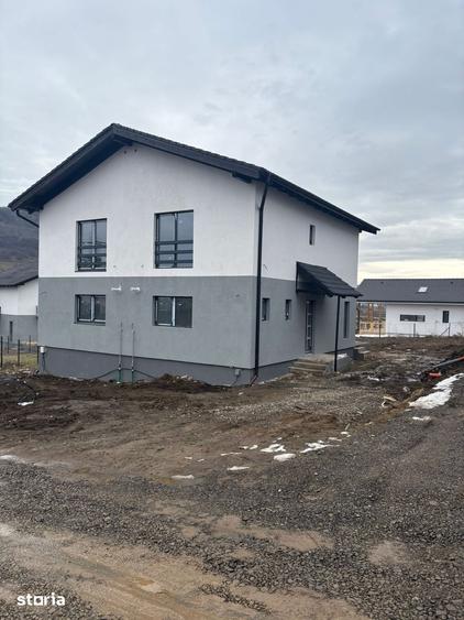 Casă cu 4 camere cu Teren 350 Mp în Livezeni