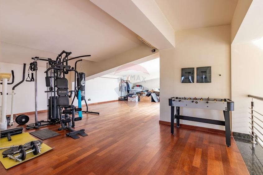 Casă individuală cu 7 camere cu Teren 745 Mp în Corbeanca