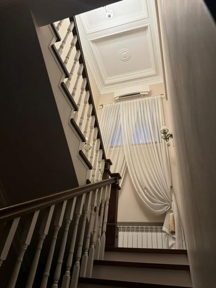 Casă individuală cu 7 camere cu Canalizare în Bucium