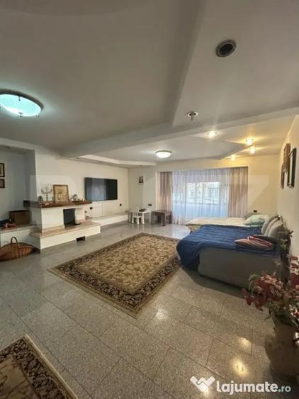 Apartament cu 5 camere decomandat în Central