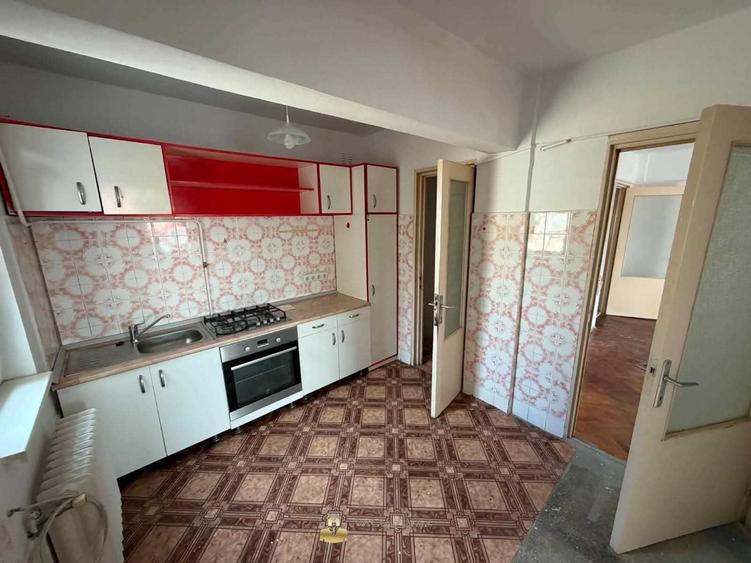 Apartament cu 3 camere decomandat în Central
