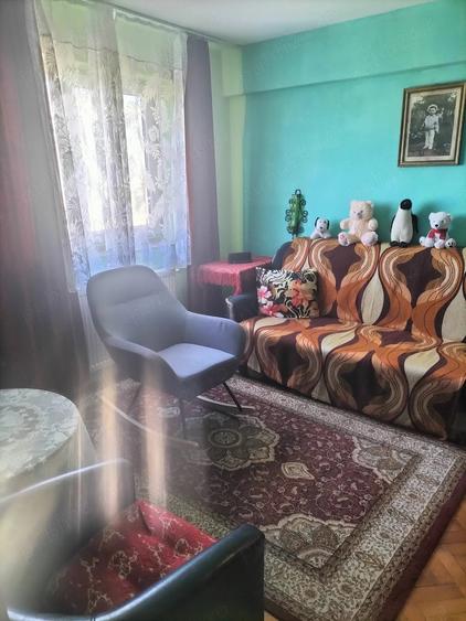 Apartament cu 3 camere semidecomandat în Central