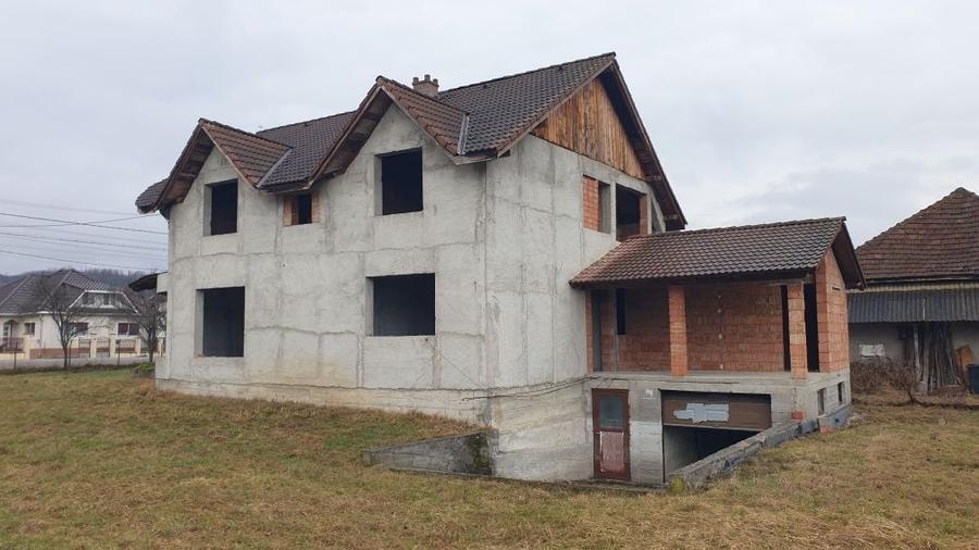 Casă cu 4 camere în Fărcașa